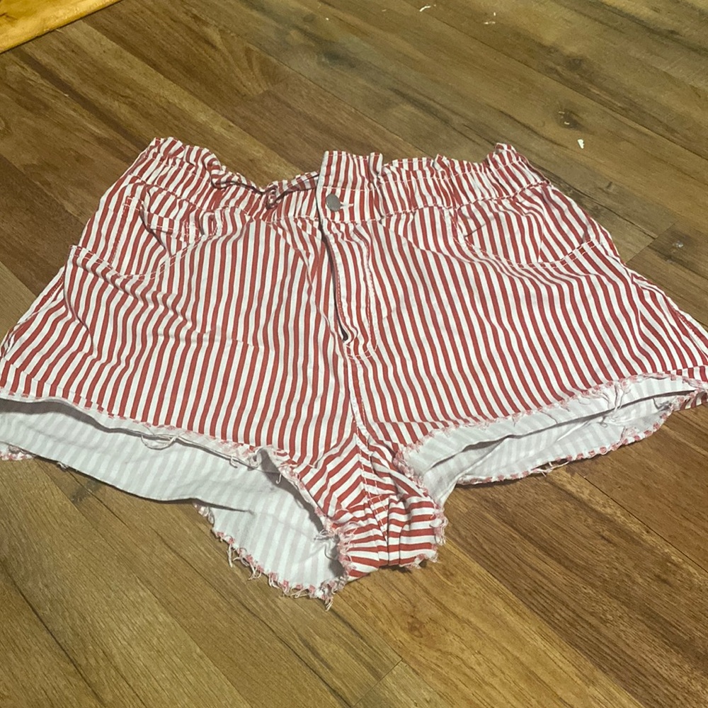 High-waisted red and white striped Shorts